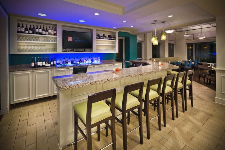 Lounge 54 of 58