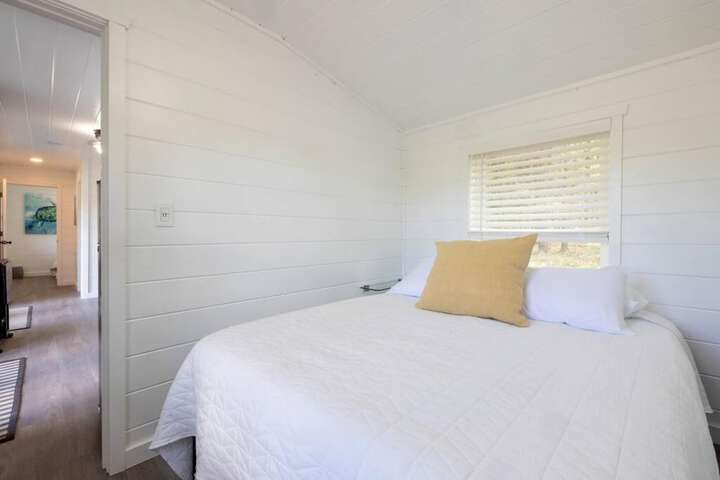 Tiny House 2 5 hrs NYC and Boston Waterfront Wifi