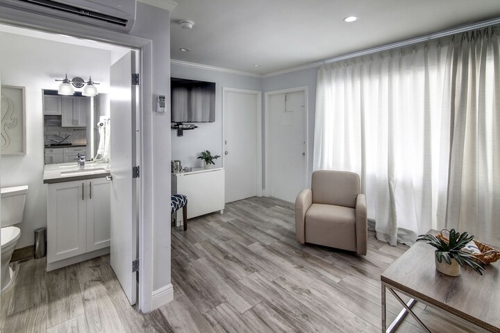 May-Dee Suites