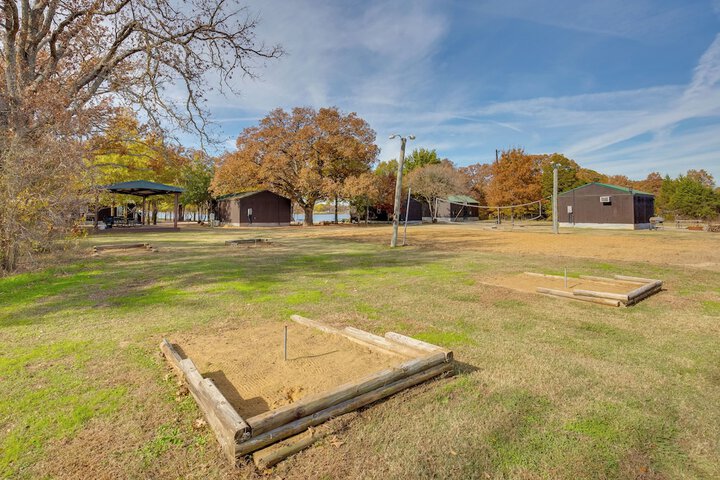 Community Pier: Cozy Kerens Cabin!