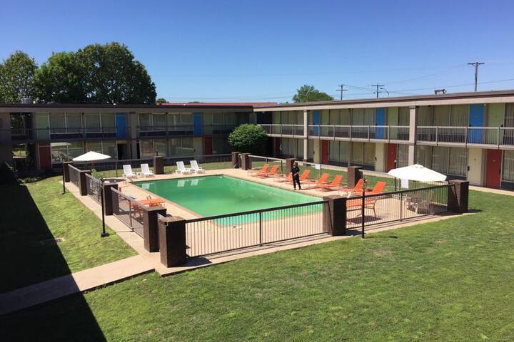 RIVER ROCK INN