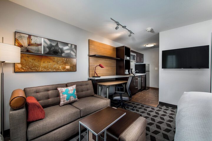 Lounge 31 of 36