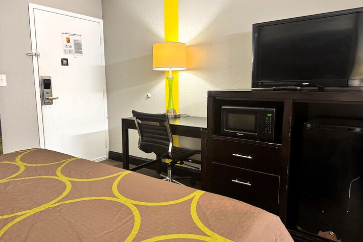 Super 8 by Wyndham Tupelo Airport