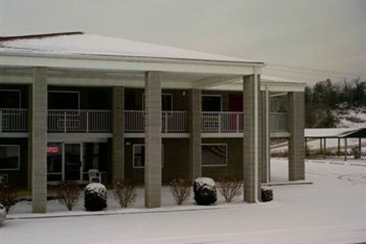 Campton Parkway Inn