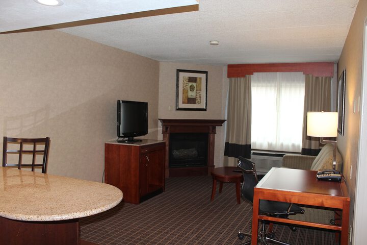 Comfort Inn & Suites West Springfield