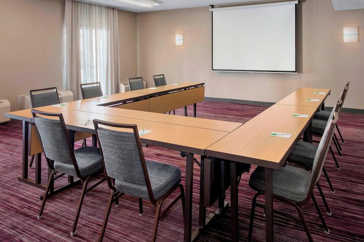 Courtyard by Marriott Newark Liberty International Airport