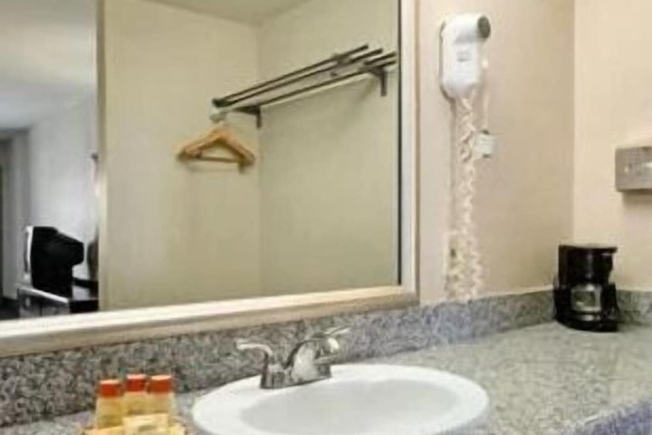 Days Inn by Wyndham Fontana / Rialto