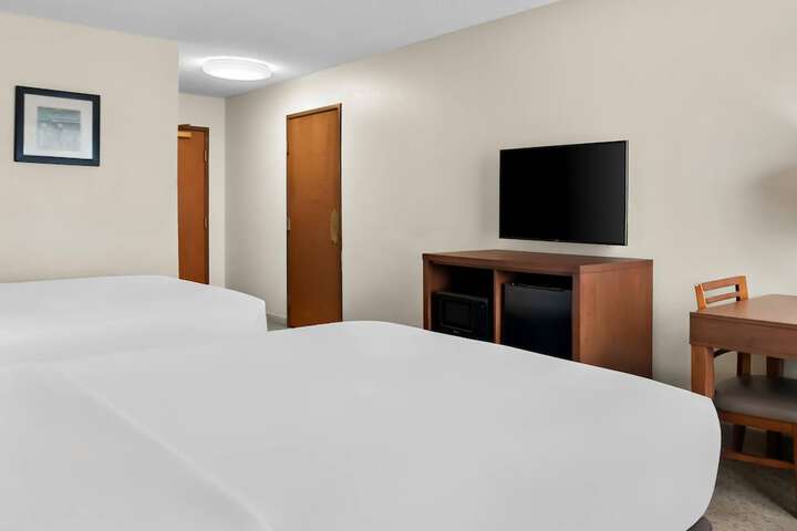 Comfort Inn & Suites Taylor - Detroit