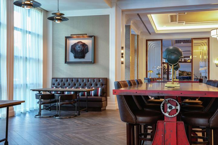 Lounge 78 of 83