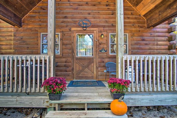 Rustic Rothbury Cabin w / Resort Amenity Access!