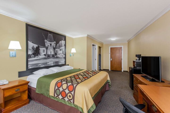 Room 9 of 18