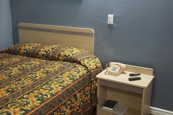 Room 6 of 16