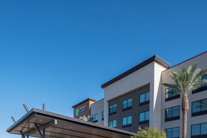 Holiday Inn Express & Suites Gilbert Mesa Gateway Airport by IHG