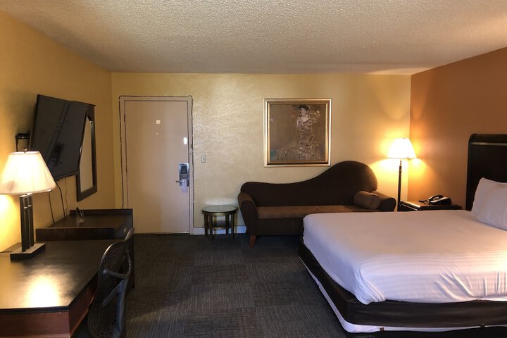 Room 13 of 33