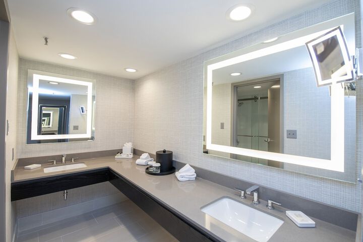 Crowne Plaza Providence-Warwick Airport by IHG