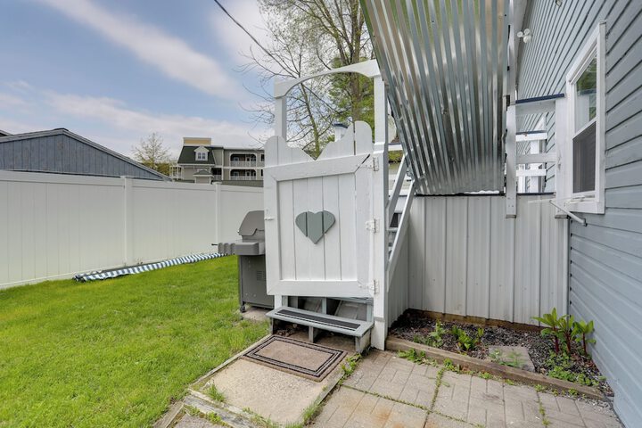 Pet-friendly Loft Vacation Rental w / Fire Pit!