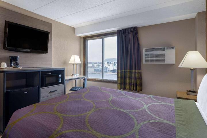 Super 8 by Wyndham Owatonna