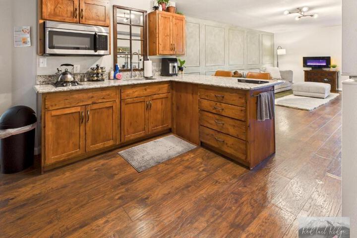 Beautiful Country Apartment AC, Pickleball, Billiards, Playground, Gardens