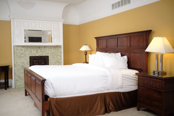Room 53 of 185