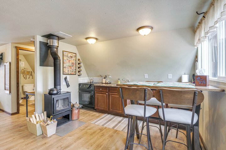 Sunny Muddy Moose Cabin w / Fire Pit & Mtn Views!