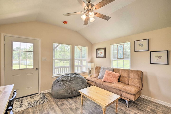 Lakefront Cabin w / Access to 2 Paddleboats!