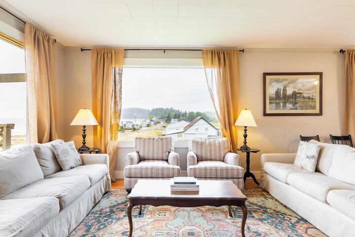 Private Beach Access + Water Views! Sleeps 18 Historic 6bdr Farmhouse w / Deck