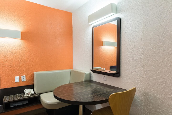 Room 25 of 38