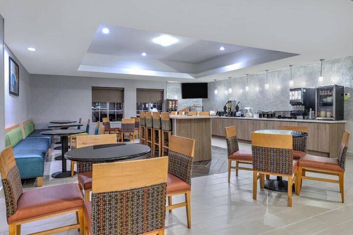 La Quinta Inn & Suites by Wyndham Paris