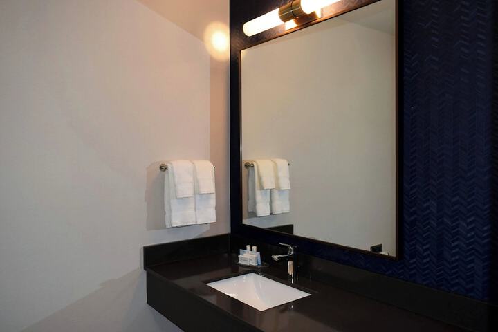 Fairfield Inn and Suites by Marriott Youngstown Austintown