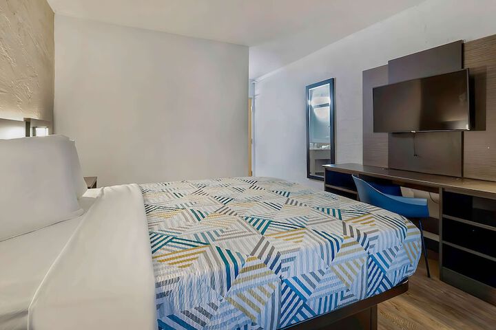 Room 13 of 36
