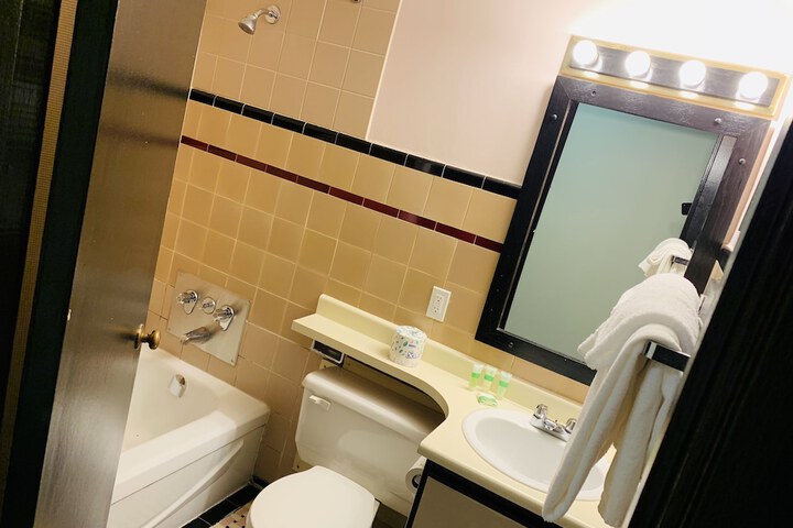 Room 10 of 25