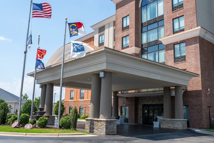 Holiday Inn Express & Suites Hope Mills-Fayetteville Arpt by IHG