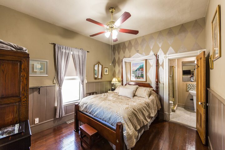 Room 32 of 60
