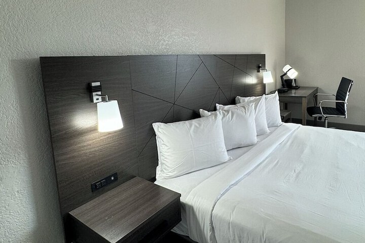 Room 7 of 25