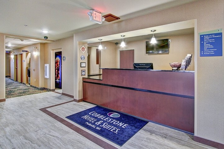 Cobblestone Hotel & Suites – Pulaski / Green Bay