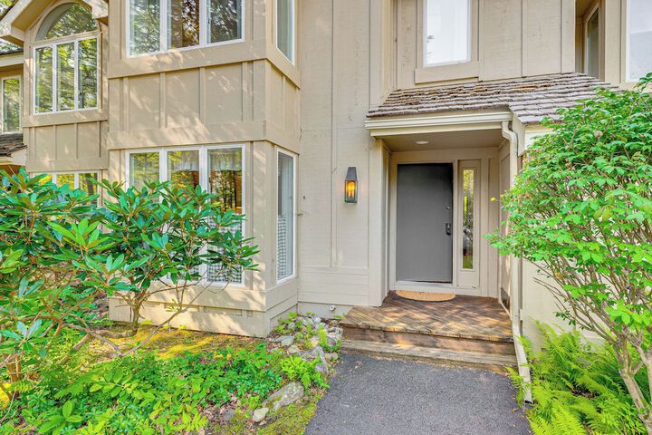 Hike Golf & Explore: Pocono Pines Townhome