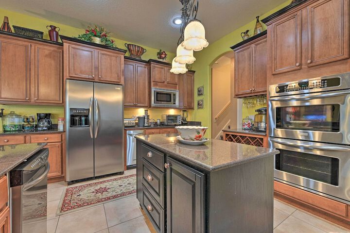 Elegant Valrico Home 15 Mi to Downtown Tampa!