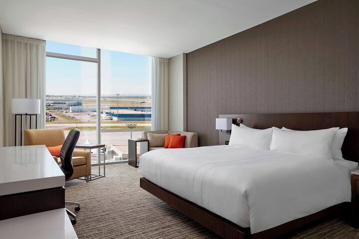 Calgary Airport Marriott In-Terminal Hotel