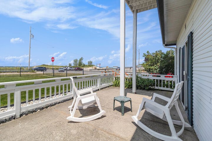 Snyders Shoreline Inn