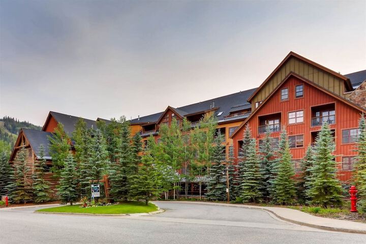 2 Bedroom Colorado Vacation Rental situated in River Run Village Steps from the Summit Express Gondola