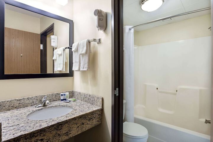 AmericInn by Wyndham Tomah