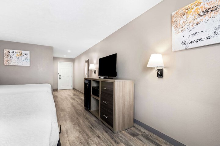Room 12 of 32