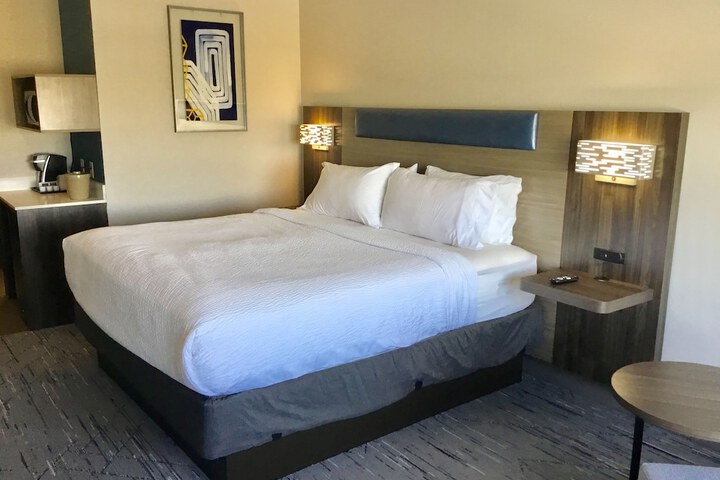 Room 12 of 30
