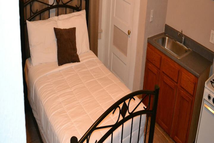 Monterey Inn Hotel