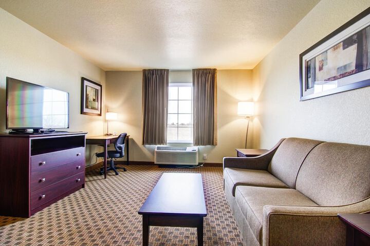 Castle Rock Inn & Suites