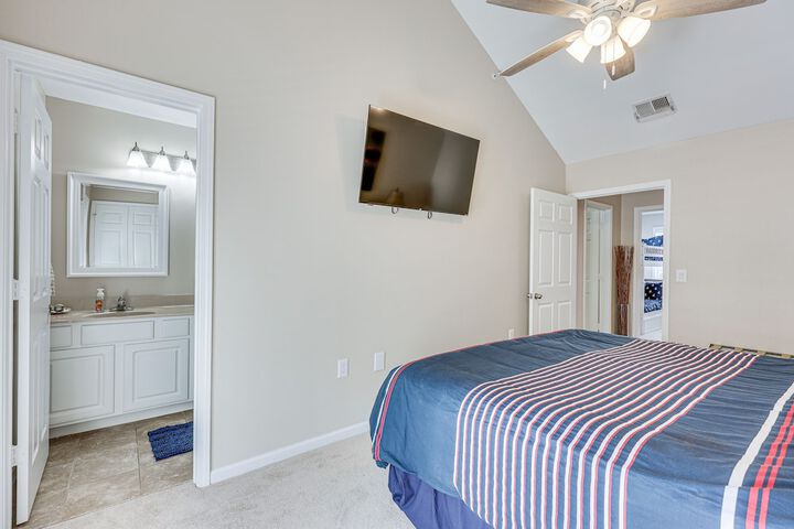Townhome w / Outdoor Pool & White Lake Access!
