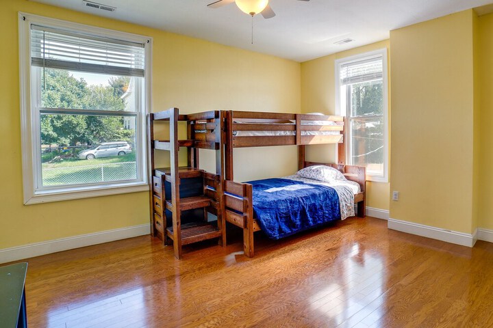 Inviting Connellsville Getaway w / Deck!
