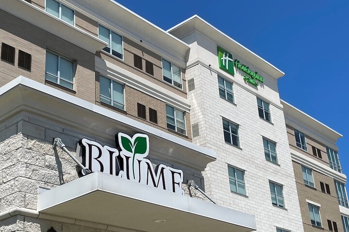 Holiday Inn & Suites Farmington Hills - Detroit NW by IHG
