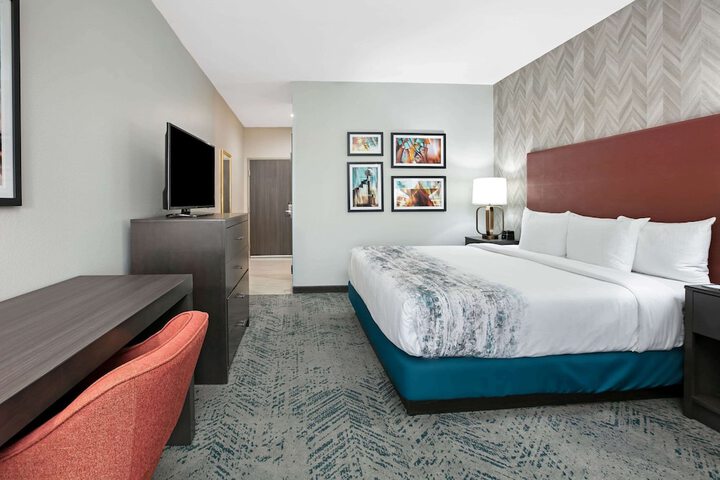 La Quinta Inn & Suites by Wyndham DFW Airport West-Glade