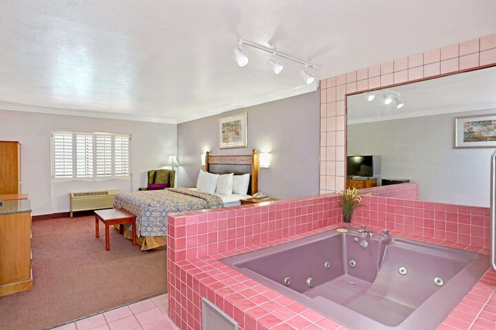 Room 5 of 12